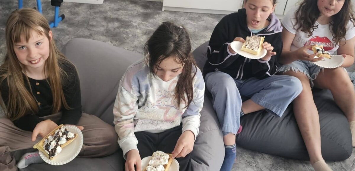 Uczennice klasy 3 podczas świętowania Dnia Dziecka w sali lekcyjnej.