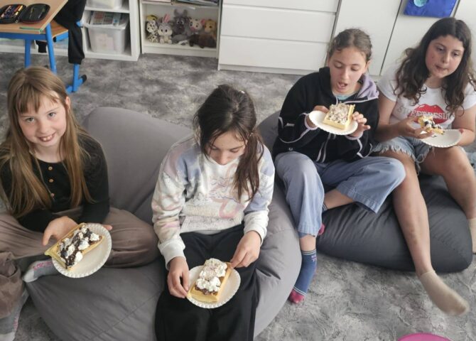Uczennice klasy 3 podczas świętowania Dnia Dziecka w sali lekcyjnej.