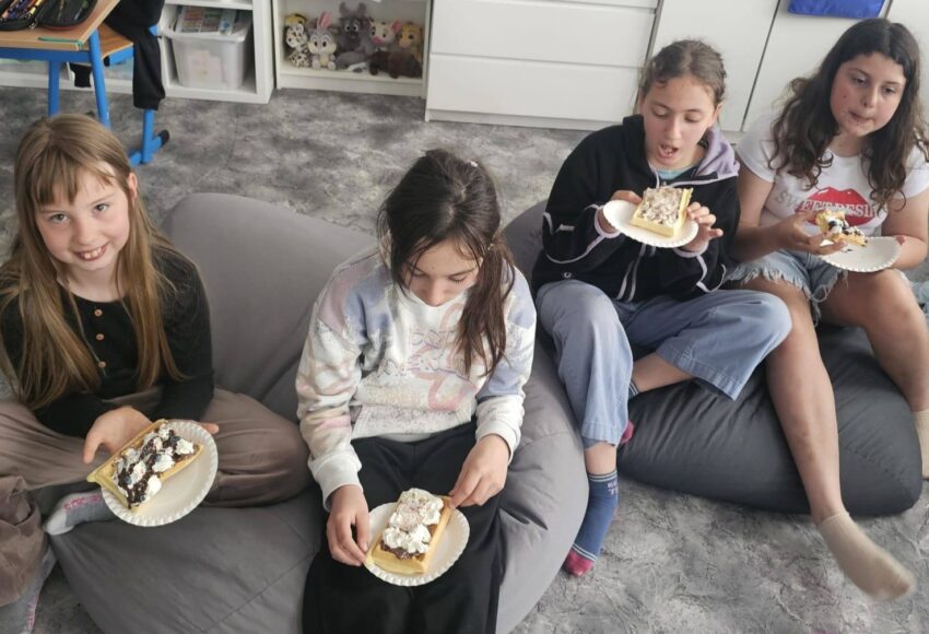 Uczennice klasy 3 podczas świętowania Dnia Dziecka w sali lekcyjnej.