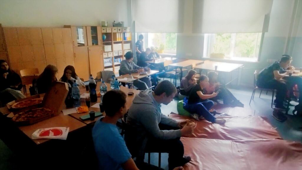 Uczniowie klasy 7b podczas wspólnego świętowania Dnia Dziecka w sali lekcyjnej.