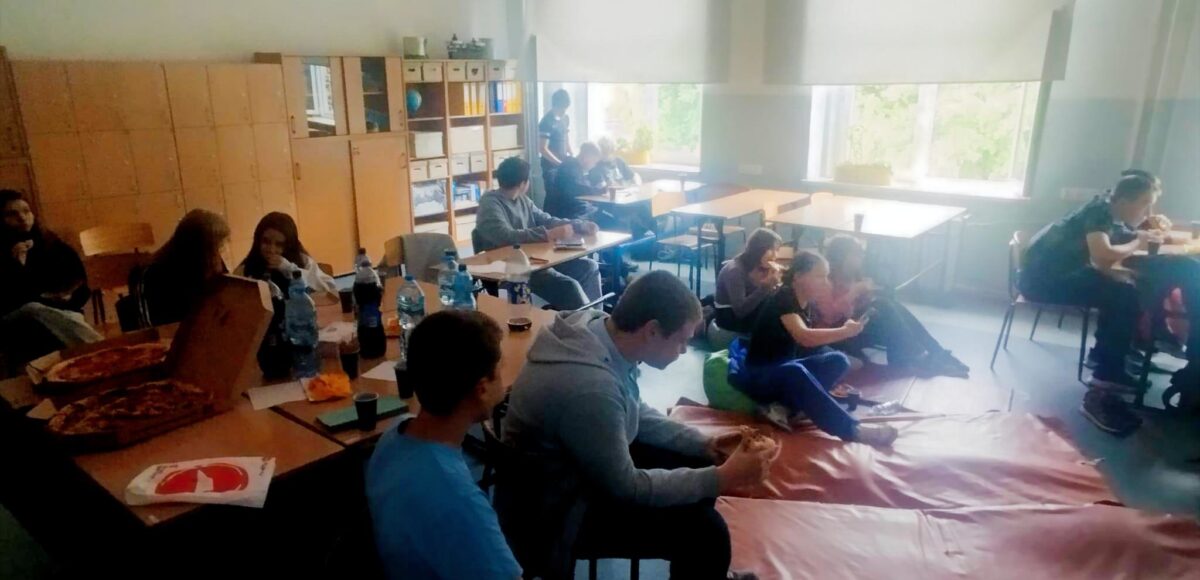 Uczniowie klasy 7b podczas wspólnego świętowania Dnia Dziecka w sali lekcyjnej.