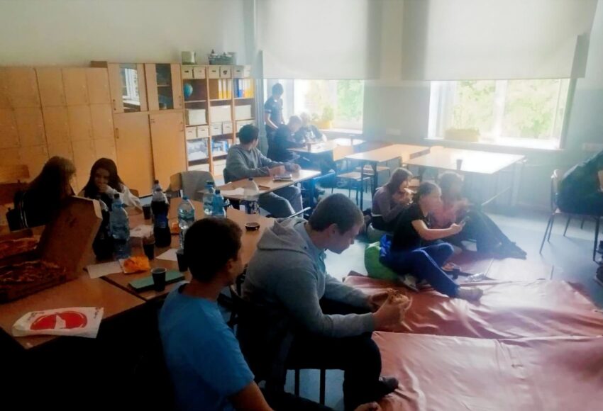 Uczniowie klasy 7b podczas wspólnego świętowania Dnia Dziecka w sali lekcyjnej.