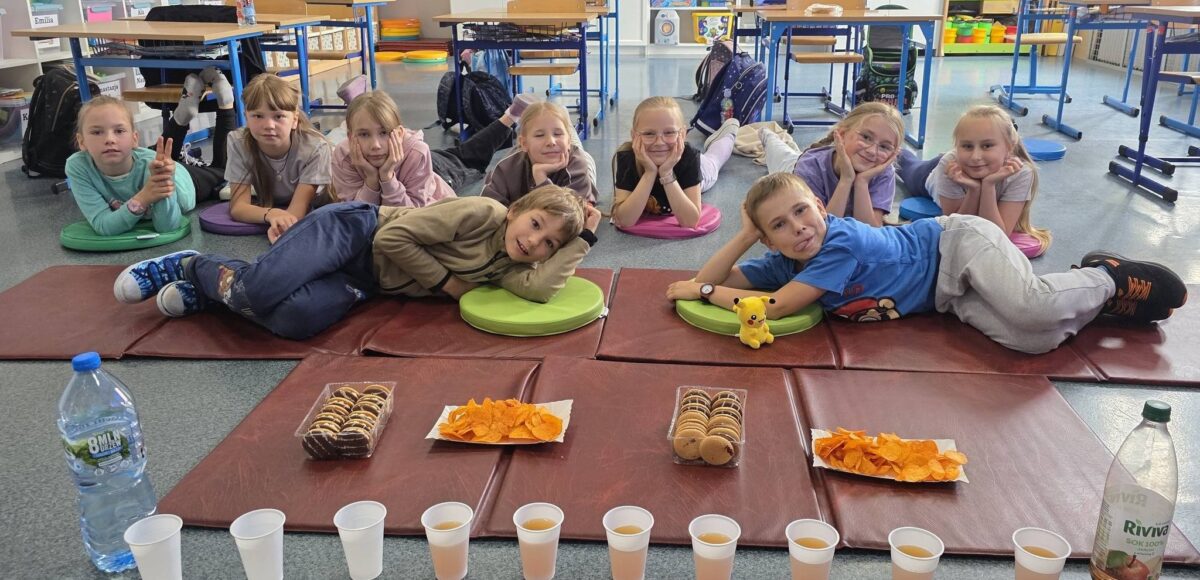 Uczniowie klasy 2 podczas świętowania Dnia Dziecka w sali lekcyjnej.