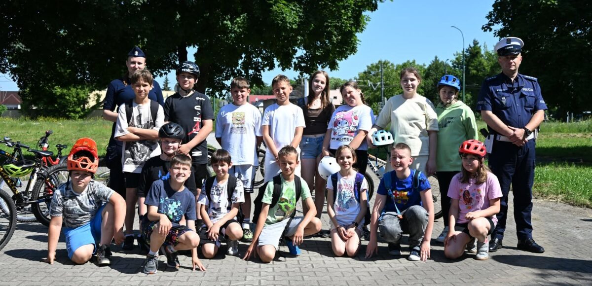 Uczniowie Szkoły Podstawowej nr 6 w Będzinie podczas spotkania poświęconego bezpieczeństwu rowerzystów z udziałem funkcjonariuszy Policji.