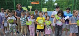 Uczniowie prezentują medale i certyfikaty otrzymane podczas podsumowania akcji „Kręci mnie Maj”. Na zdjęciu znajdują się uczestnicy kampanii wraz z nauczycielką.