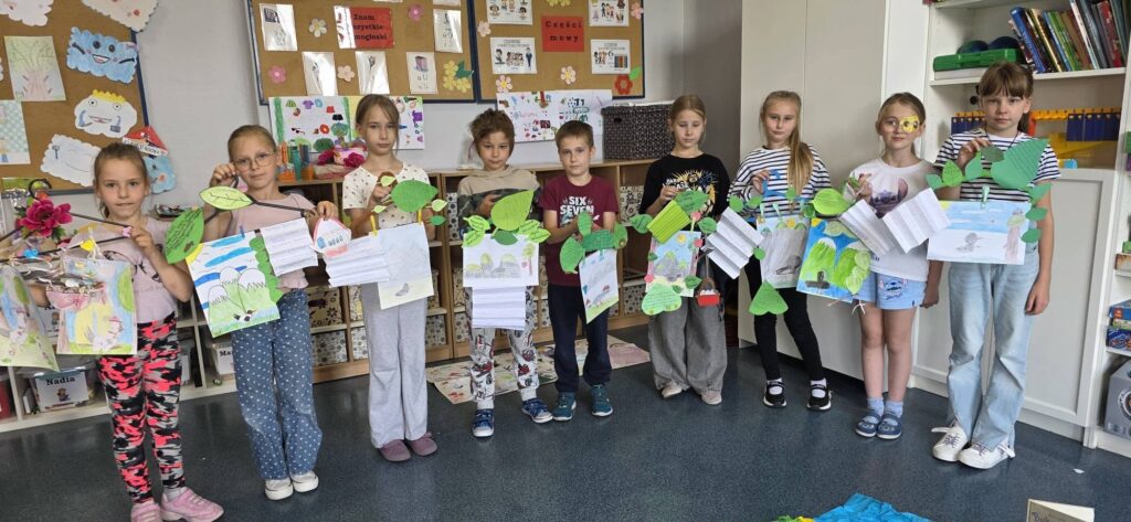 Uczniowie klasy drugiej prezentują kreatywne lekturniki i prace wykonane w ramach Międzynarodowego Projektu Edukacyjnego „Czytam z klasą. Lekturki spod chmurki”.