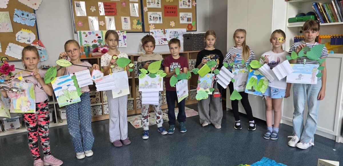 Uczniowie klasy drugiej prezentują kreatywne lekturniki i prace wykonane w ramach Międzynarodowego Projektu Edukacyjnego „Czytam z klasą. Lekturki spod chmurki”.
