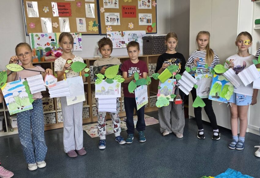 Uczniowie klasy drugiej prezentują kreatywne lekturniki i prace wykonane w ramach Międzynarodowego Projektu Edukacyjnego „Czytam z klasą. Lekturki spod chmurki”.