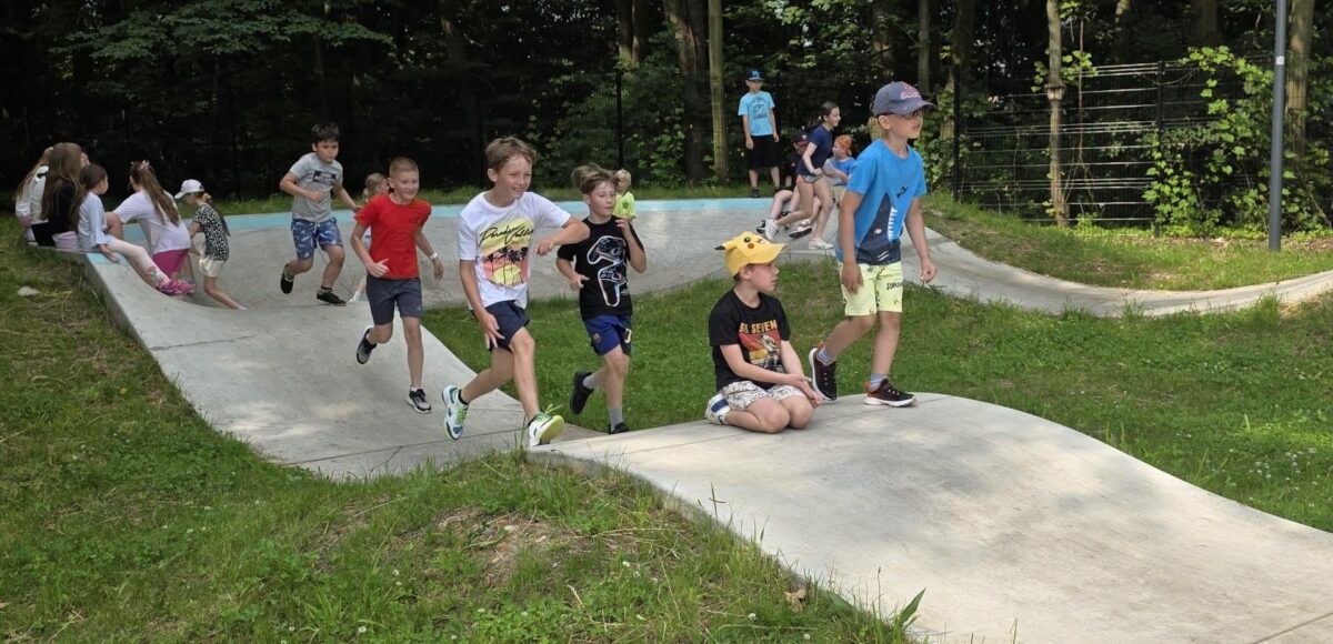 Uczniowie klas I–III aktywnie spędzają czas na skateparku w Parku Miejskim w Wojkowicach podczas szkolnej wycieczki.
