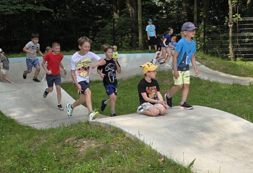 Uczniowie klas I–III aktywnie spędzają czas na skateparku w Parku Miejskim w Wojkowicach podczas szkolnej wycieczki.