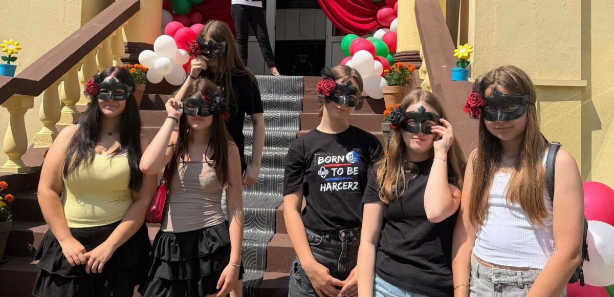 Uczniowie naszej szkoły pozują przed wejściem udekorowanym w stylu włoskim podczas imprezy plenerowej „La Dolce Vita – podróże dookoła świata z DPS”.