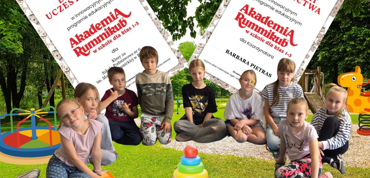 Uczniowie klasy 2a prezentują dyplomy i certyfikaty programu „Akademia Rummikub” po zakończeniu projektu edukacyjnego.