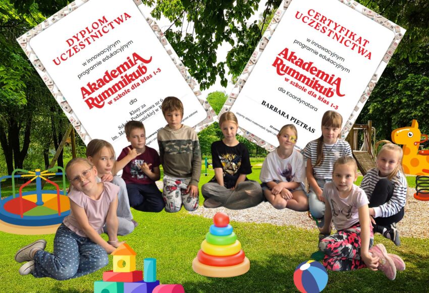 Uczniowie klasy 2a prezentują dyplomy i certyfikaty programu „Akademia Rummikub” po zakończeniu projektu edukacyjnego.