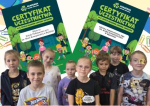 Uczniowie klasy 2a prezentują certyfikaty programu „Akademia Łowców Odpadów” po zakończeniu projektu ekologicznego.