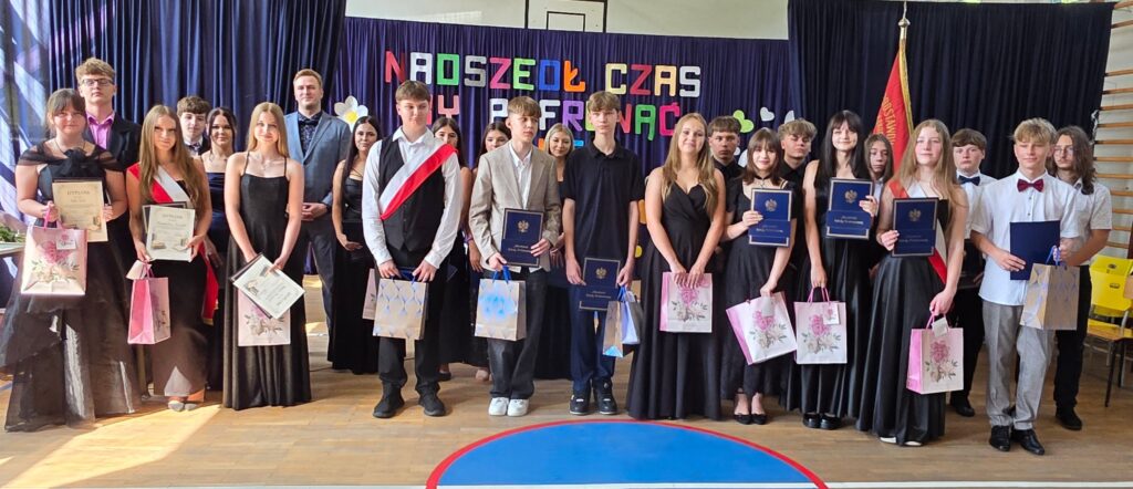 Absolwenci klasy VIII podczas uroczystego zakończenia roku szkolnego 2025/2026 w Szkole Podstawowej nr 6 im. Marii Konopnickiej w Będzinie.