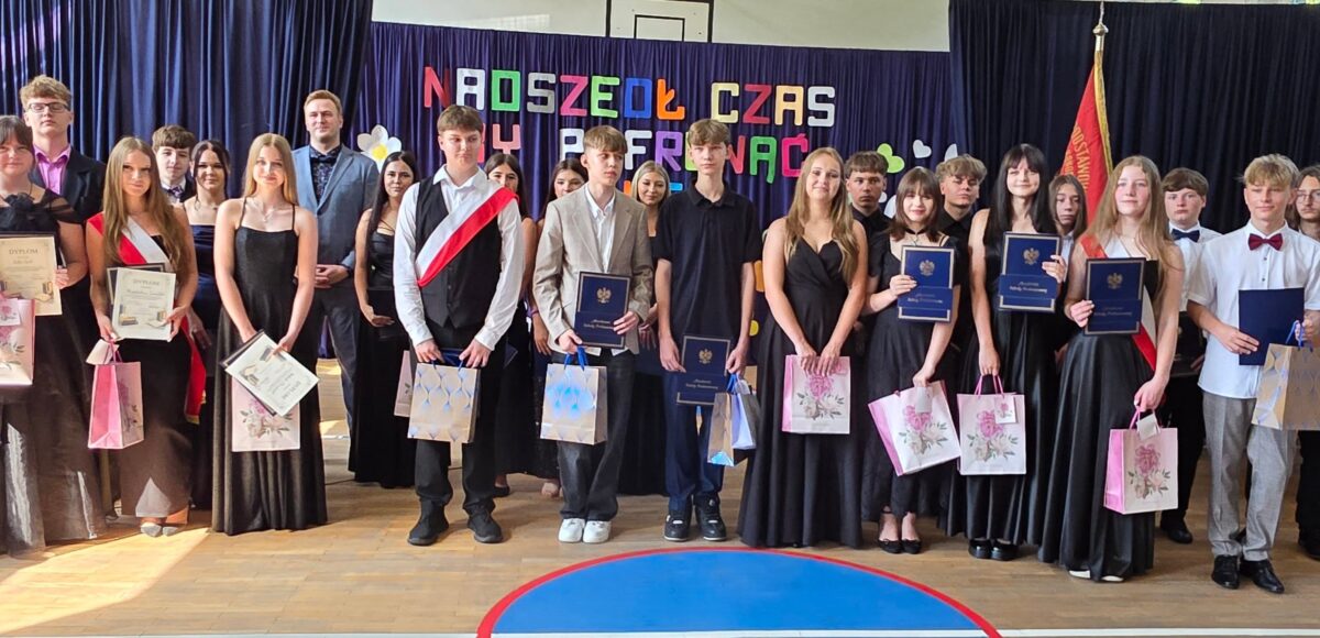 Absolwenci klasy VIII podczas uroczystego zakończenia roku szkolnego 2025/2026 w Szkole Podstawowej nr 6 im. Marii Konopnickiej w Będzinie.
