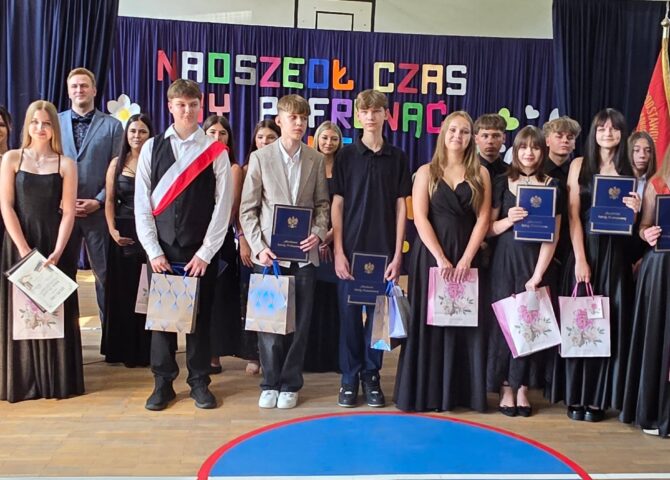 Absolwenci klasy VIII podczas uroczystego zakończenia roku szkolnego 2025/2026 w Szkole Podstawowej nr 6 im. Marii Konopnickiej w Będzinie.