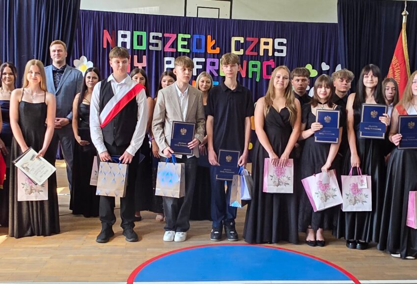 Absolwenci klasy VIII podczas uroczystego zakończenia roku szkolnego 2025/2026 w Szkole Podstawowej nr 6 im. Marii Konopnickiej w Będzinie.