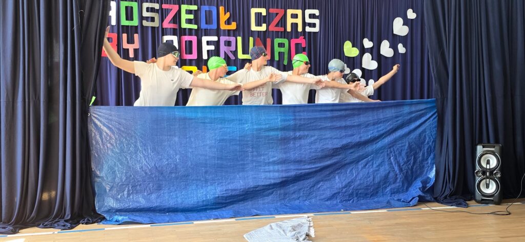 Uczniowie klas VII podczas programu artystycznego na uroczystym zakończeniu roku szkolnego.