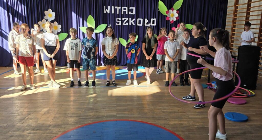 Występ uczniów podczas uroczystego rozpoczęcia roku szkolnego 2026/2027 w Szkole Podstawowej nr 6 w Będzinie.