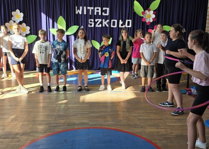 Występ uczniów podczas uroczystego rozpoczęcia roku szkolnego 2026/2027 w Szkole Podstawowej nr 6 w Będzinie.