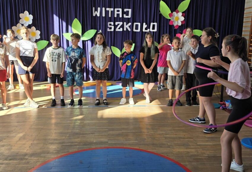 Występ uczniów podczas uroczystego rozpoczęcia roku szkolnego 2026/2027 w Szkole Podstawowej nr 6 w Będzinie.