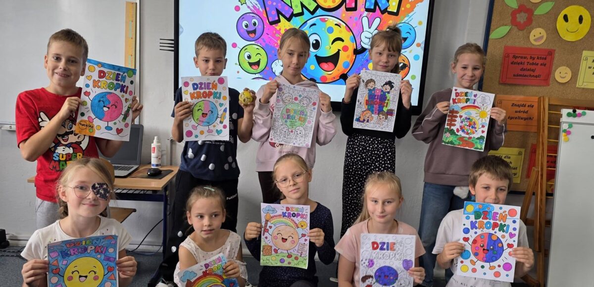 Uczniowie prezentują kolorowe prace wykonane z okazji Międzynarodowego Dnia Kropki w SP6.