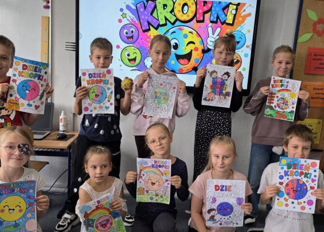 Uczniowie prezentują kolorowe prace wykonane z okazji Międzynarodowego Dnia Kropki w SP6.