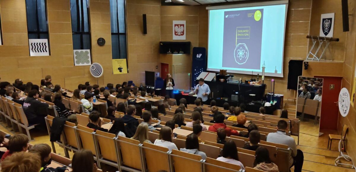 Uczestnicy warsztatów „Osobliwości Świata Fizyki” podczas pokazu doświadczeń w auli Uniwersytetu Śląskiego w Katowicach.