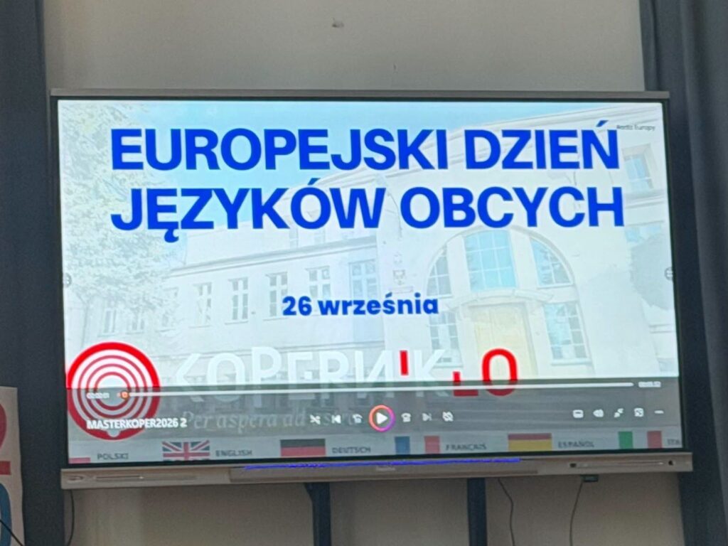 Ekran z napisem „Europejski Dzień Języków Obcych” podczas wydarzenia w Liceum Ogólnokształcącym im. Mikołaja Kopernika w Będzinie.