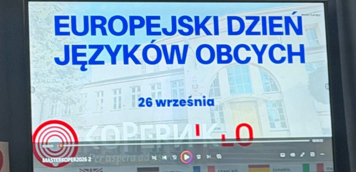 Ekran z napisem „Europejski Dzień Języków Obcych” podczas wydarzenia w Liceum Ogólnokształcącym im. Mikołaja Kopernika w Będzinie.