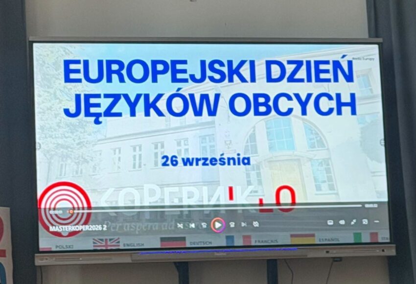 Ekran z napisem „Europejski Dzień Języków Obcych” podczas wydarzenia w Liceum Ogólnokształcącym im. Mikołaja Kopernika w Będzinie.
