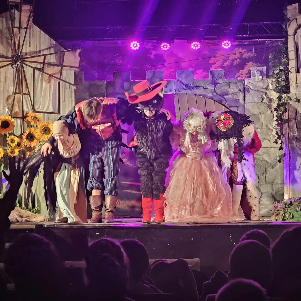 Aktorzy Teatru Moich Marzeń podczas spektaklu „Kot w butach” w Grodzieckim Domu Kultury.