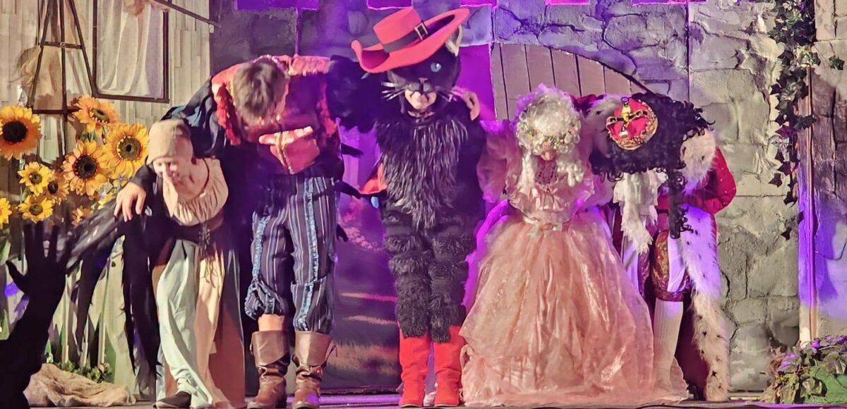 Aktorzy Teatru Moich Marzeń podczas spektaklu „Kot w butach” w Grodzieckim Domu Kultury.
