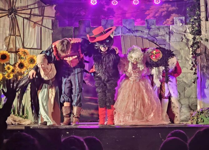 Aktorzy Teatru Moich Marzeń podczas spektaklu „Kot w butach” w Grodzieckim Domu Kultury.