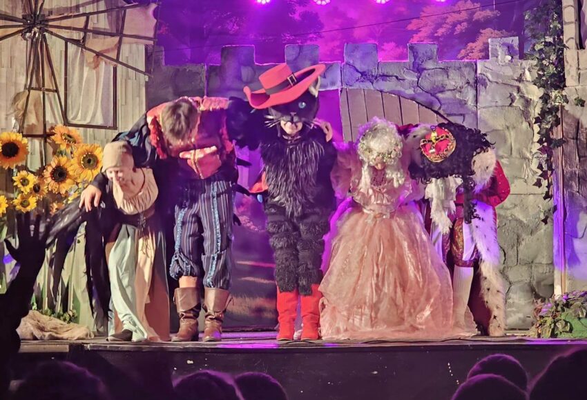 Aktorzy Teatru Moich Marzeń podczas spektaklu „Kot w butach” w Grodzieckim Domu Kultury.