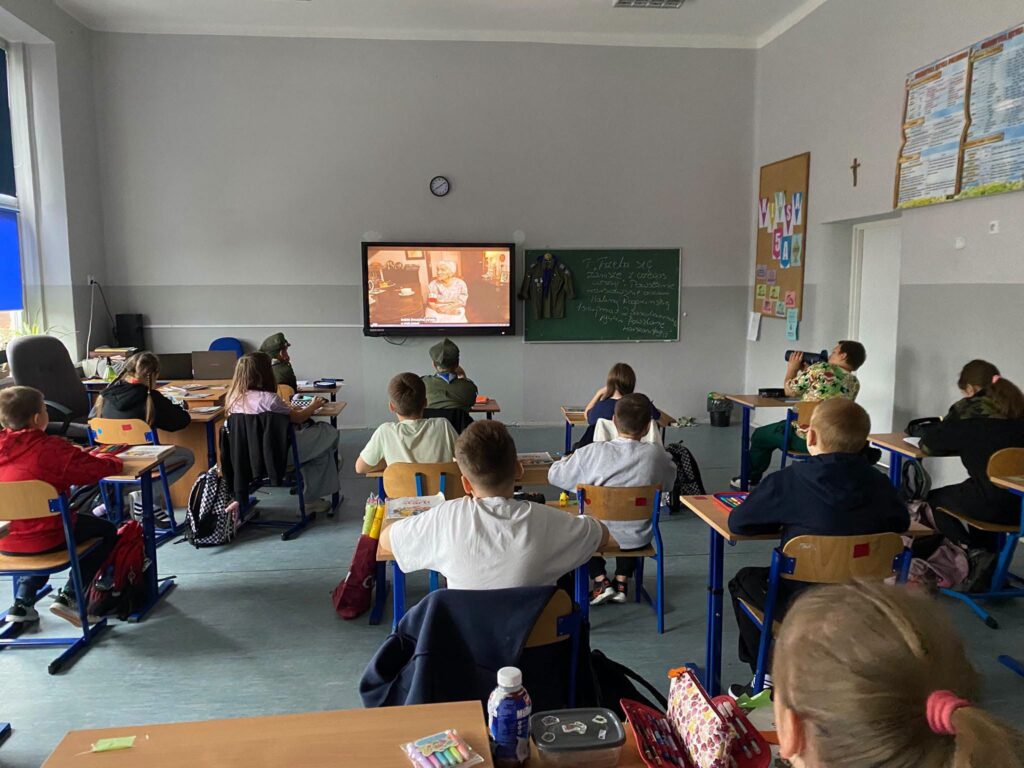 Uczniowie klasy Va podczas lekcji języka polskiego realizowanej w ramach kampanii BohaterON.