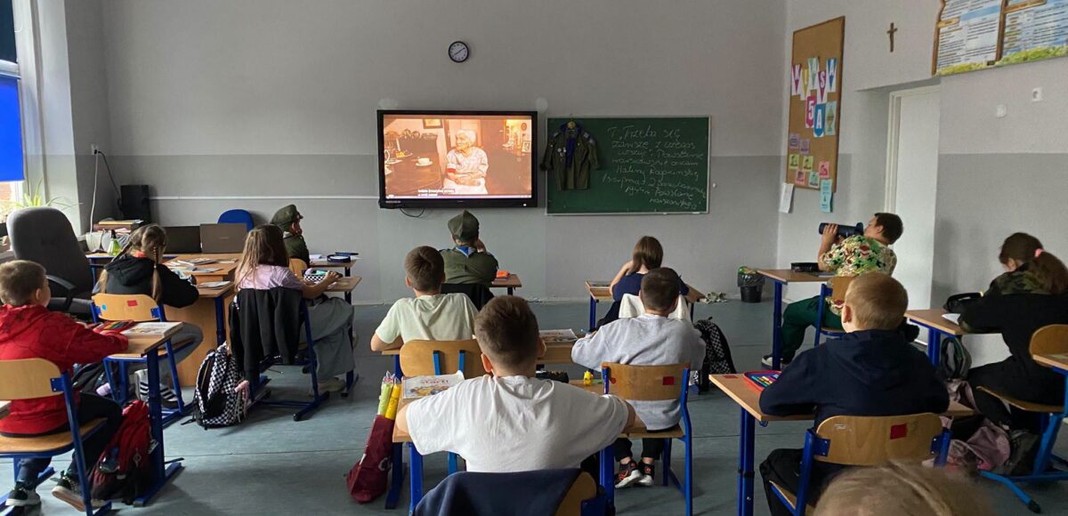 Uczniowie klasy Va podczas lekcji języka polskiego realizowanej w ramach kampanii BohaterON.