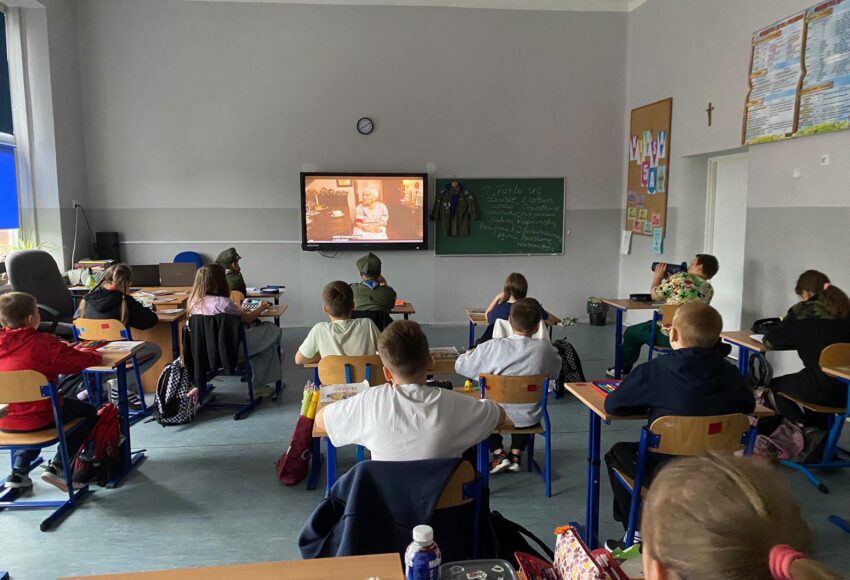Uczniowie klasy Va podczas lekcji języka polskiego realizowanej w ramach kampanii BohaterON.