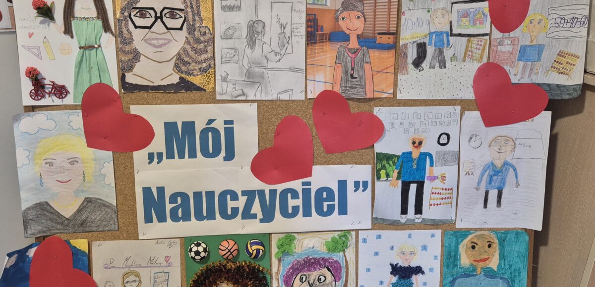 Tablica z wystawą prac plastycznych uczniów przygotowanych na konkurs „Mój Nauczyciel”. W centralnej części znajduje się tytuł konkursu, a wokół niego rozmieszczono kolorowe portrety nauczycieli wykonane różnymi technikami plastycznymi. Całość ozdobiona jest dużymi czerwonymi sercami.