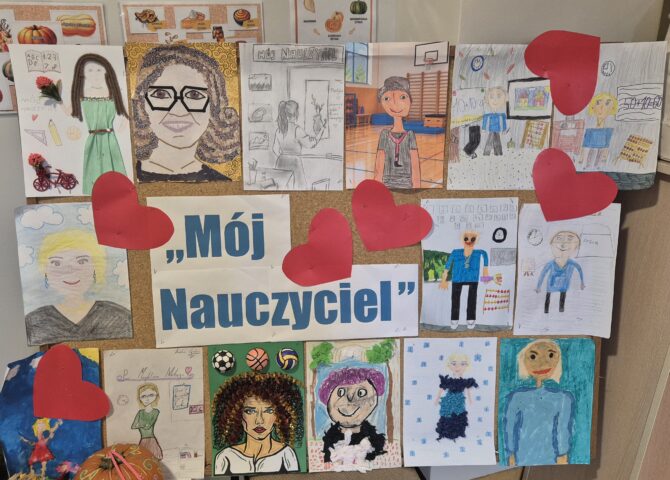 Tablica z wystawą prac plastycznych uczniów przygotowanych na konkurs „Mój Nauczyciel”. W centralnej części znajduje się tytuł konkursu, a wokół niego rozmieszczono kolorowe portrety nauczycieli wykonane różnymi technikami plastycznymi. Całość ozdobiona jest dużymi czerwonymi sercami.
