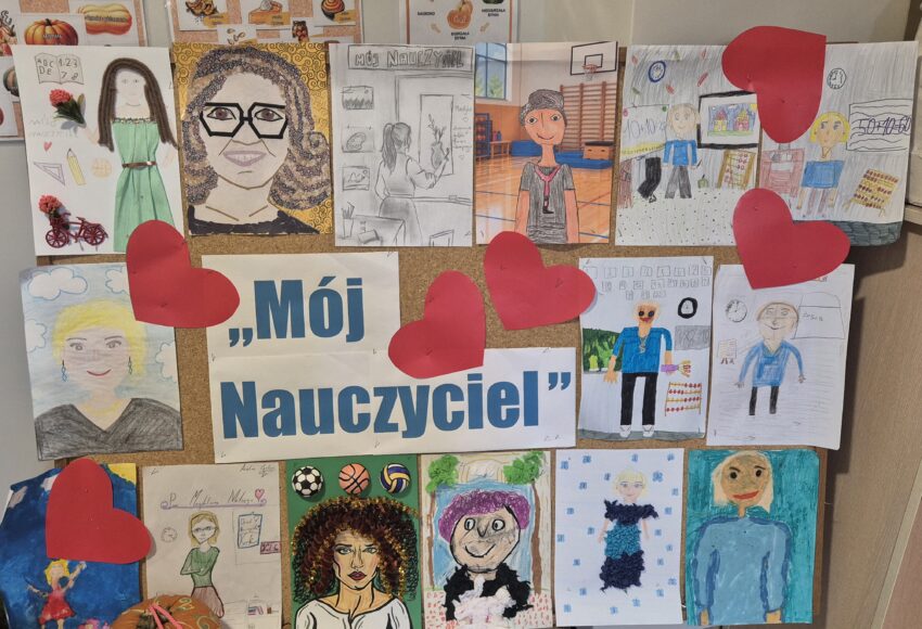 Tablica z wystawą prac plastycznych uczniów przygotowanych na konkurs „Mój Nauczyciel”. W centralnej części znajduje się tytuł konkursu, a wokół niego rozmieszczono kolorowe portrety nauczycieli wykonane różnymi technikami plastycznymi. Całość ozdobiona jest dużymi czerwonymi sercami.
