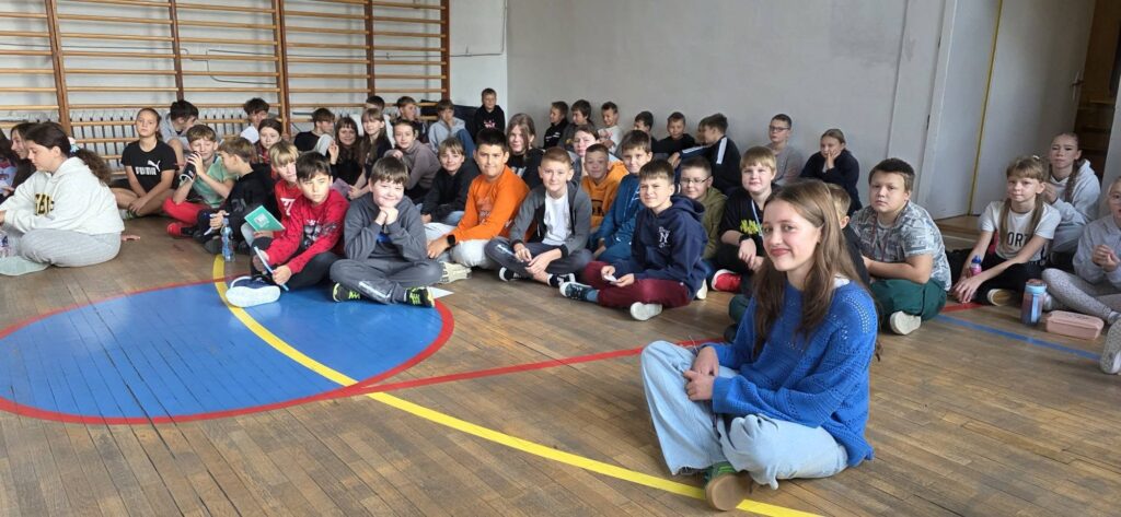 Amelia Golda w otoczeniu uczniów Szkoły Podstawowej nr 6 w Będzinie podczas spotkania zorganizowanego w ramach Tygodnia Przeciwdziałania Przemocy Rówieśniczej