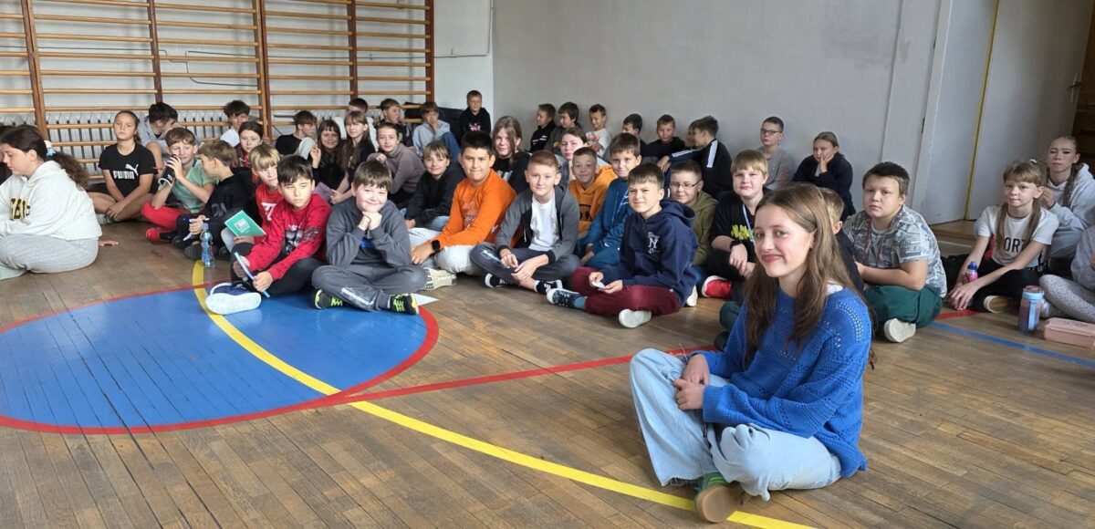 Amelia Golda w otoczeniu uczniów Szkoły Podstawowej nr 6 w Będzinie podczas spotkania zorganizowanego w ramach Tygodnia Przeciwdziałania Przemocy Rówieśniczej