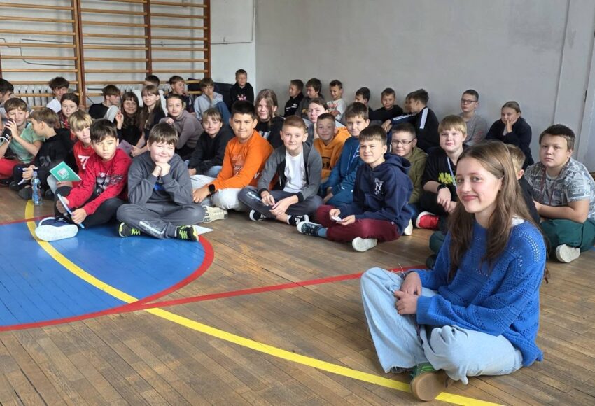 Amelia Golda w otoczeniu uczniów Szkoły Podstawowej nr 6 w Będzinie podczas spotkania zorganizowanego w ramach Tygodnia Przeciwdziałania Przemocy Rówieśniczej