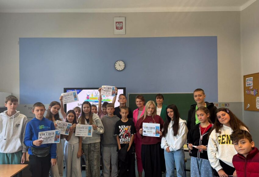 Zdjęcie grupowe uczestników Międzyklasowego Turnieju Europejskiego zorganizowanego w ramach obchodów Europejskiego Dnia Języków w Szkole Podstawowej nr 6 w Będzinie. Uczniowie prezentują otrzymane dyplomy i vouchery, a towarzyszą im nauczyciele oraz Pani Dyrektor.