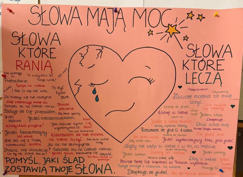 Plakat uczniowski »Słowa mają moc« przygotowany w ramach Tygodnia Przeciwdziałania Przemocy Rówieśniczej w Szkole Podstawowej nr 6 w Będzinie. Praca przedstawia serce otoczone przykładami słów, które ranią, oraz słów, które leczą