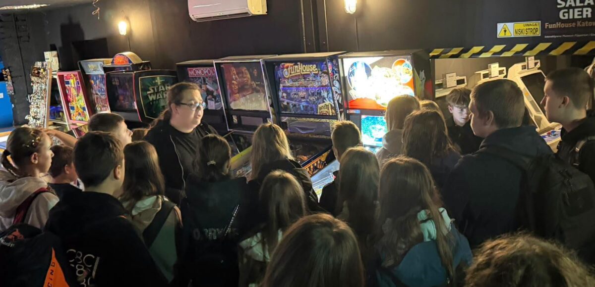Uczniowie klas VII, VIIIa i VIIIb Szkoły Podstawowej nr 6 w Będzinie podczas wizyty w Interaktywnym Muzeum Flipperów i Gier Arcade FunHouse w Katowicach. Grupa poznaje historię gier i ogląda zabytkowe automaty do gry.