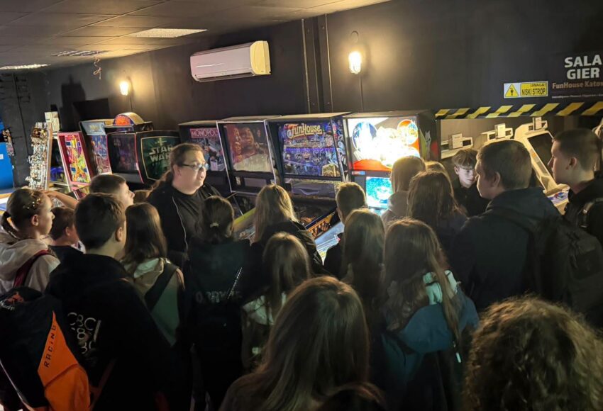 Uczniowie klas VII, VIIIa i VIIIb Szkoły Podstawowej nr 6 w Będzinie podczas wizyty w Interaktywnym Muzeum Flipperów i Gier Arcade FunHouse w Katowicach. Grupa poznaje historię gier i ogląda zabytkowe automaty do gry.